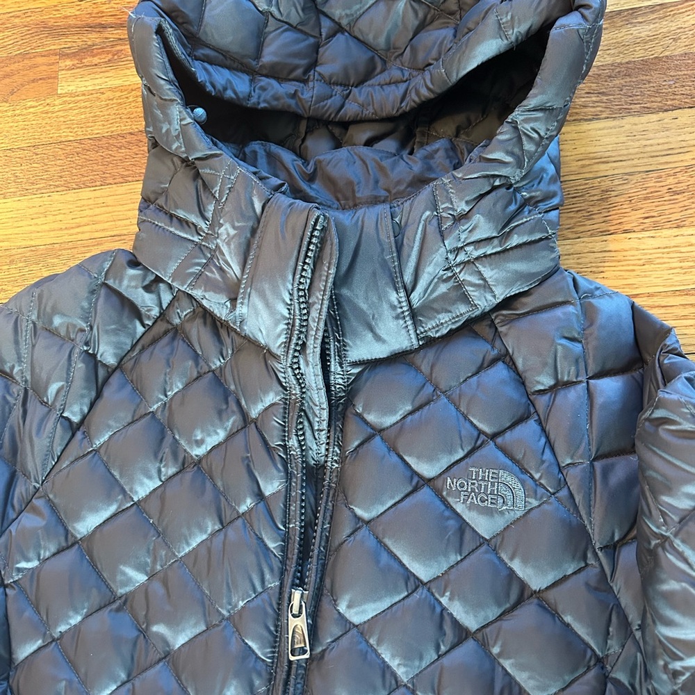The North Face 550 Gray Transit Puffer Jacket with Hood - Picture 8 of 8